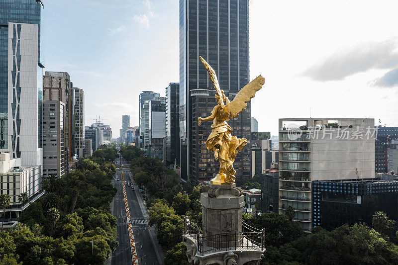 El Ángel de la Independencia无人机视图，墨西哥城地标，天空有云